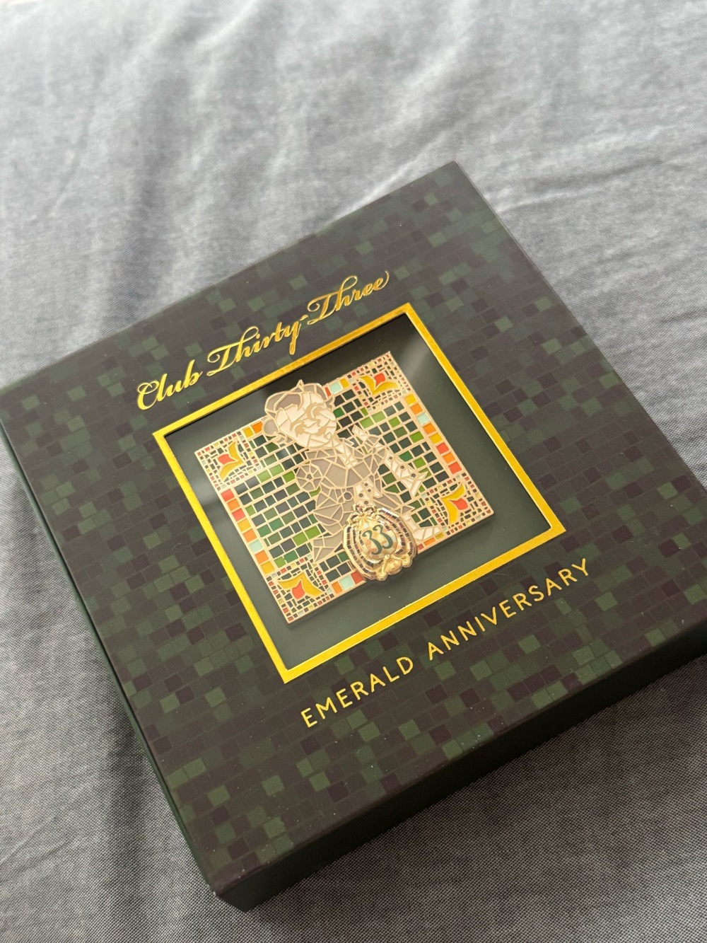 NIB Disney Club 33 Emerald Anniversary Stained Glass Pin Scat Cat Aristocats
